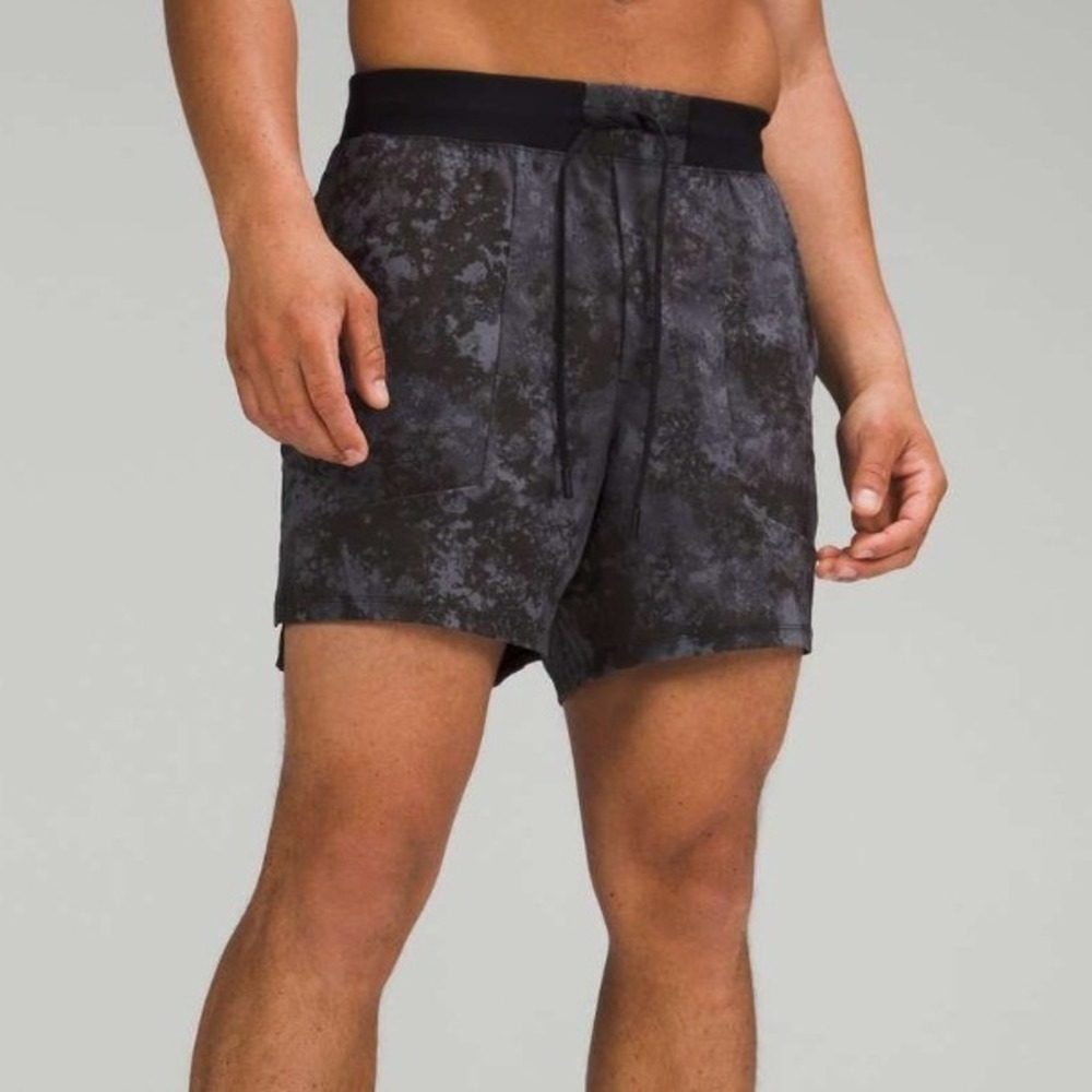 Lululemon License to Train Linerless Shorts 5" Size M Tactile Print Anchor Black